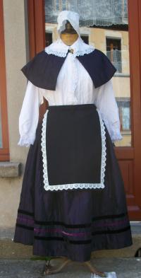 <p>
	Costume folklorique auvergnat - Création de la jupe,du tablier et de la capeline.</p>
